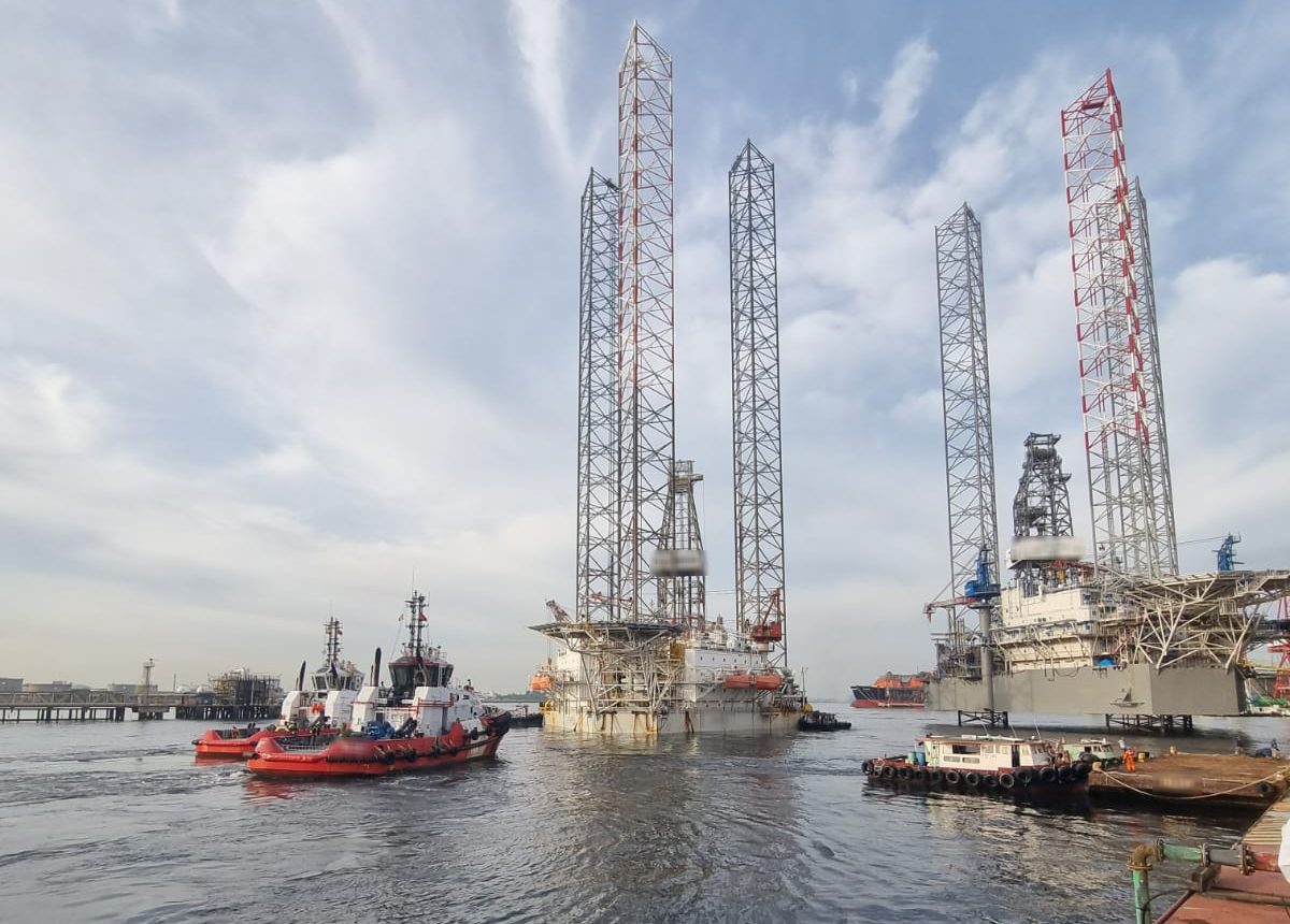 Tugs manoeuvring a jack-up rig in Singapore’s offshore and marine hub